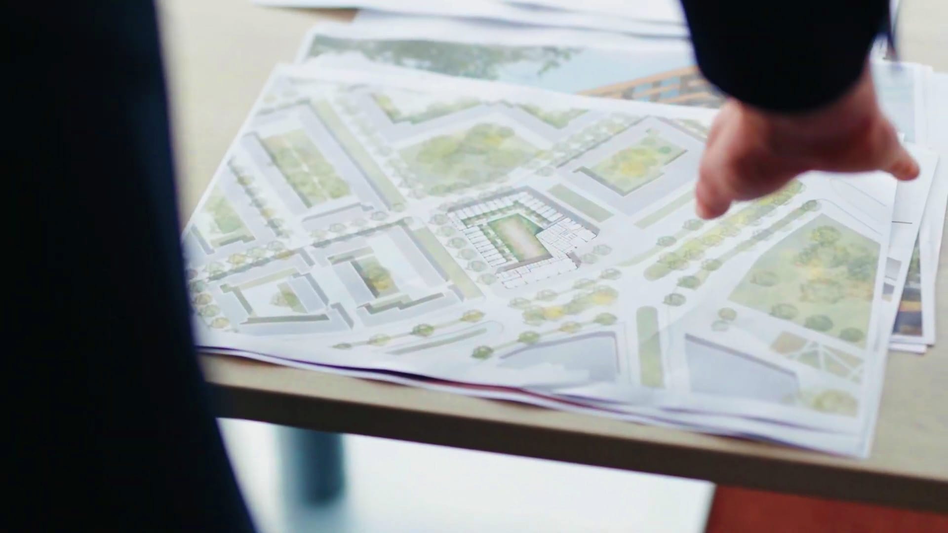 Projectvoorbereiding en bouwadvies | Coenradie Medewerker bespreekt een bouwtekening tijdens de voorbereiding van een bouwproject.